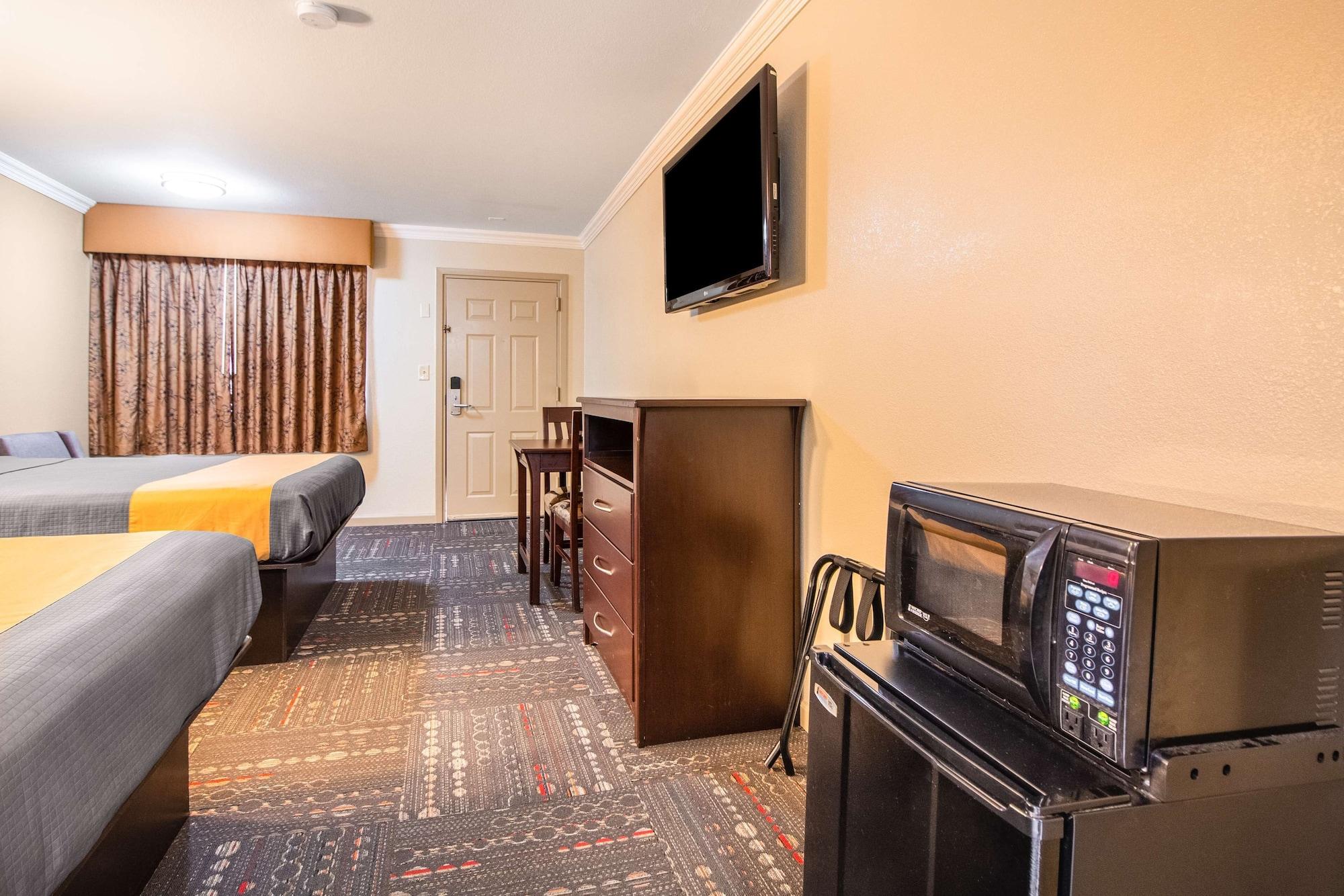 Americas Best Value Inn Houston Heights At I-45 Bagian luar foto