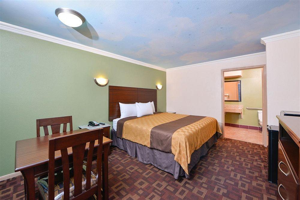 Americas Best Value Inn Houston Heights At I-45 Bagian luar foto