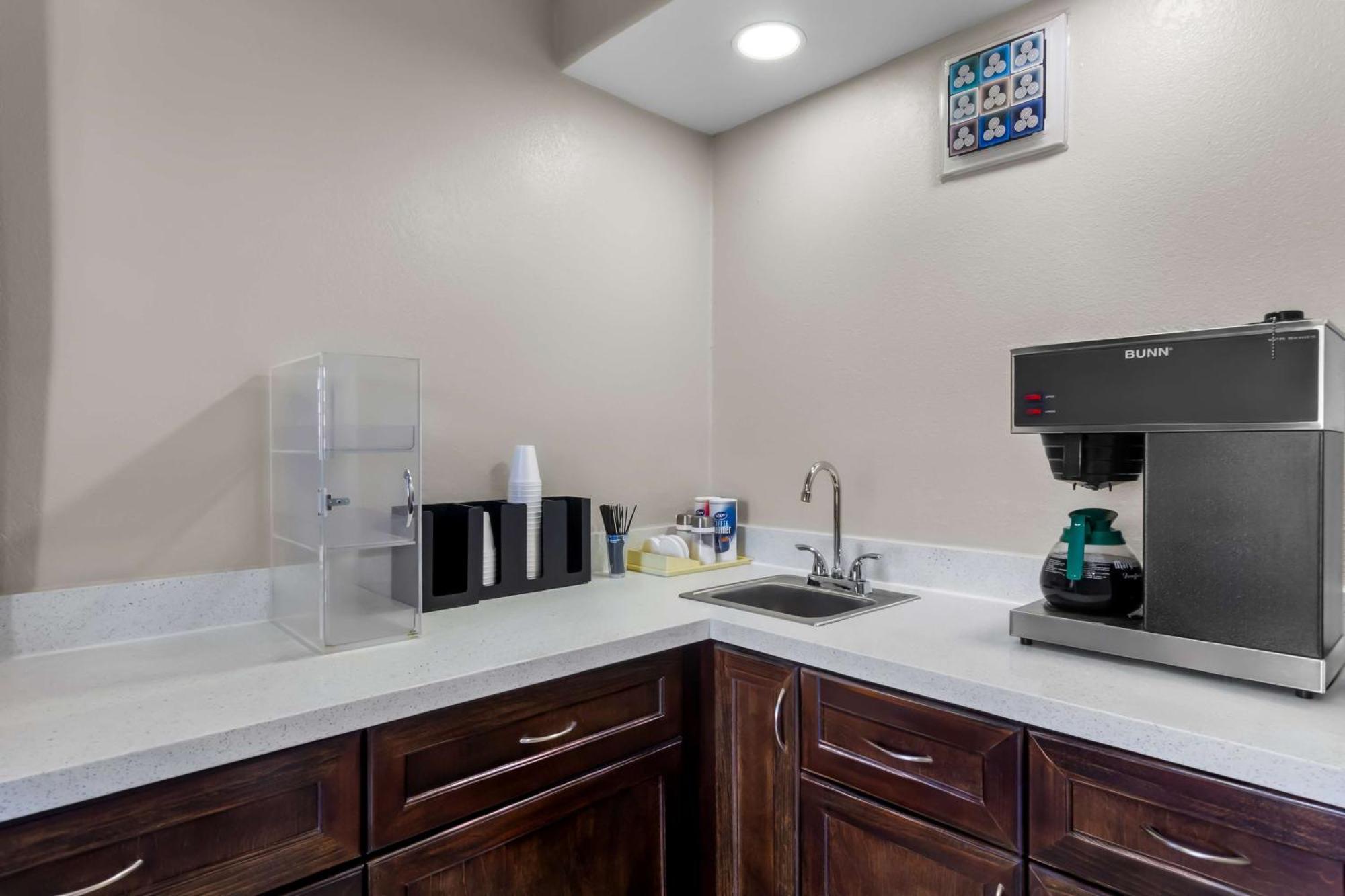 Americas Best Value Inn Houston Heights At I-45 Bagian luar foto