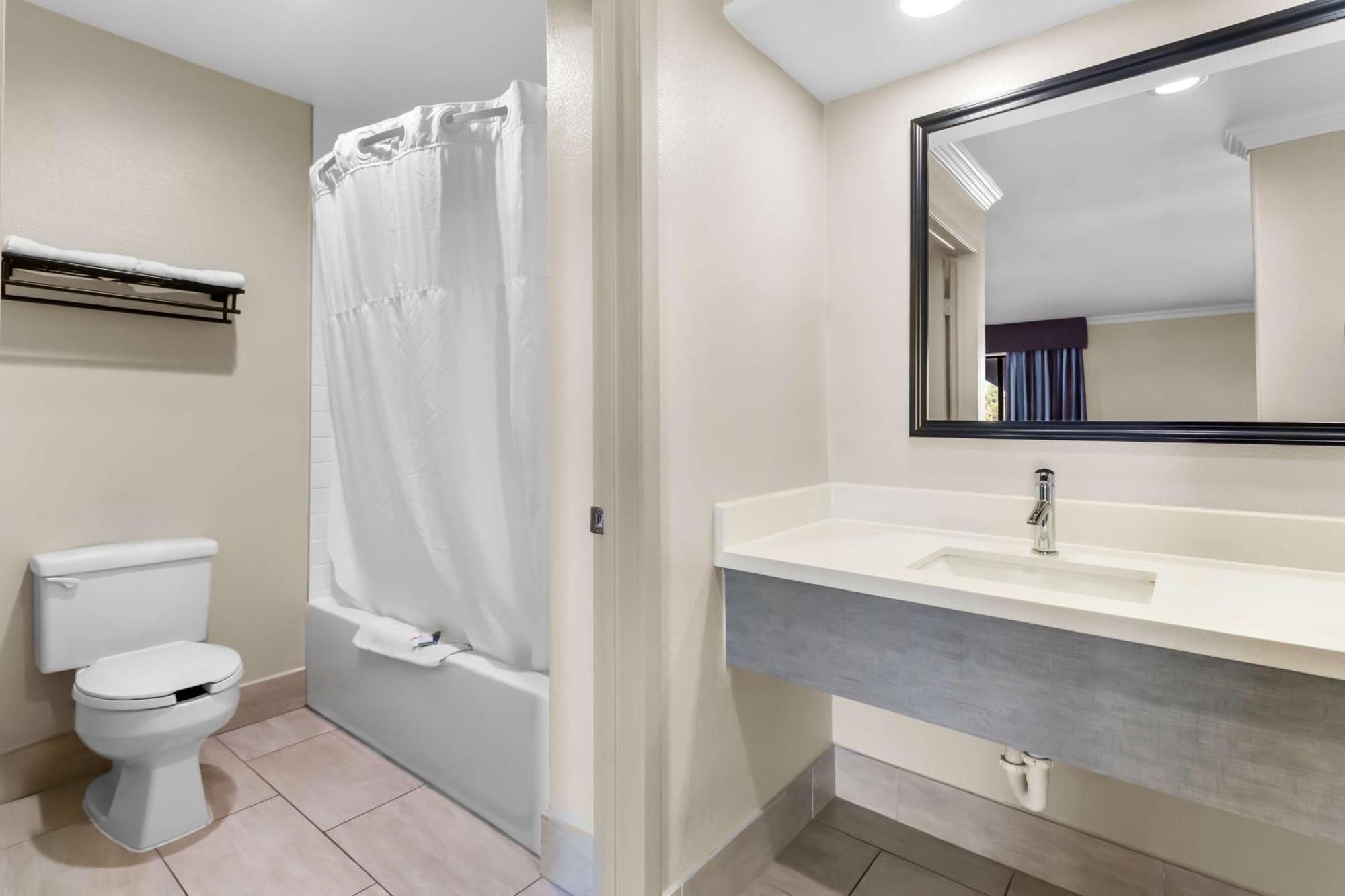 Americas Best Value Inn Houston Heights At I-45 Bagian luar foto