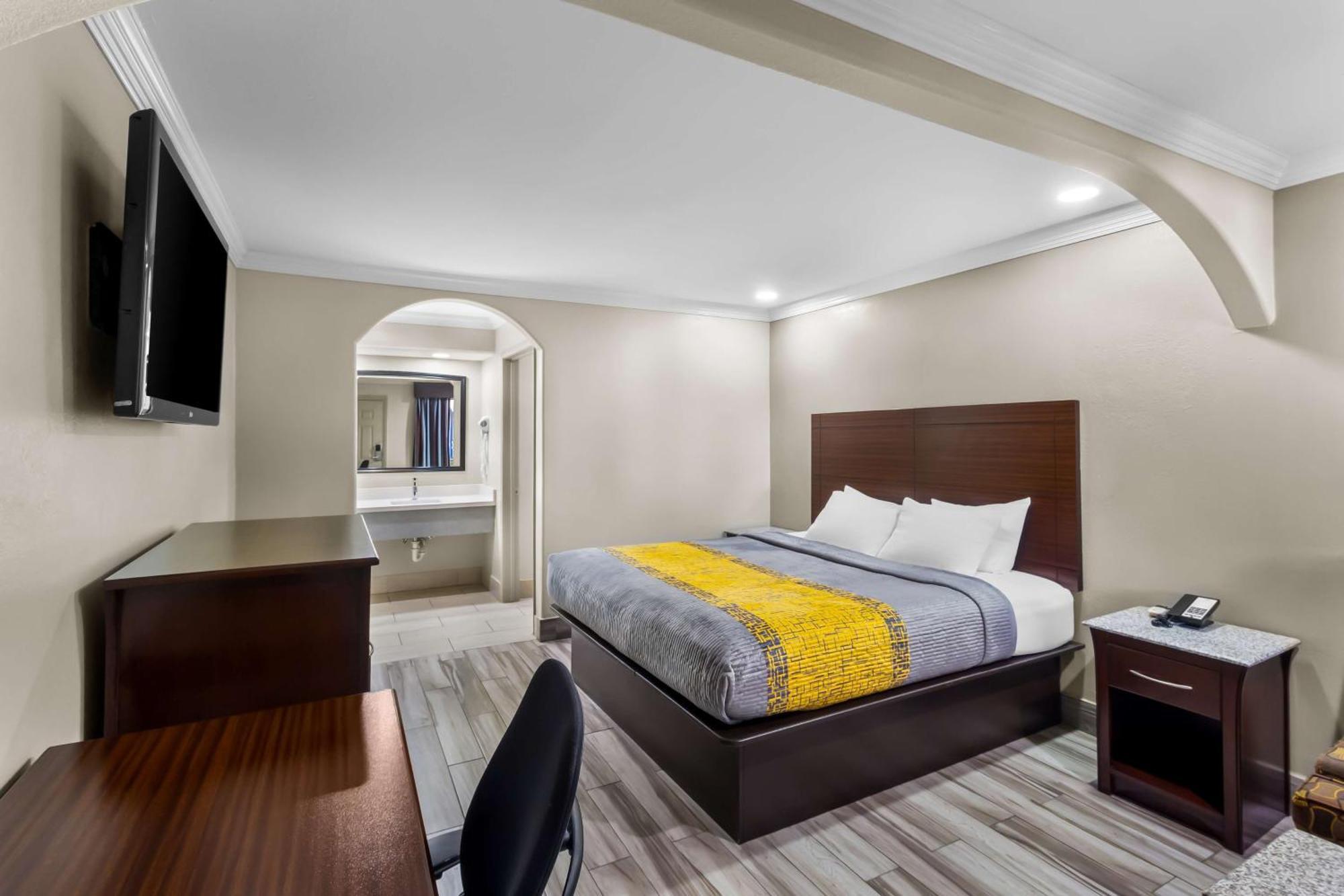 Americas Best Value Inn Houston Heights At I-45 Bagian luar foto