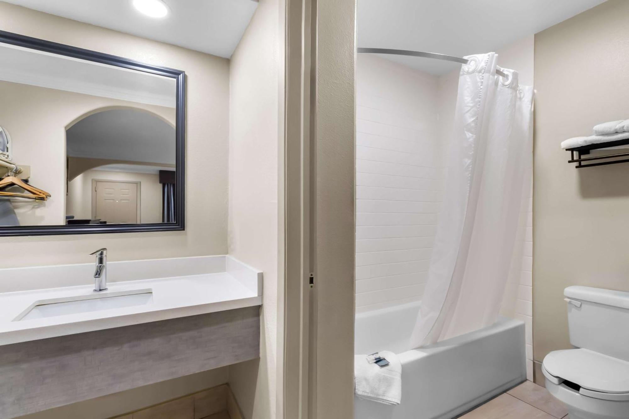 Americas Best Value Inn Houston Heights At I-45 Bagian luar foto