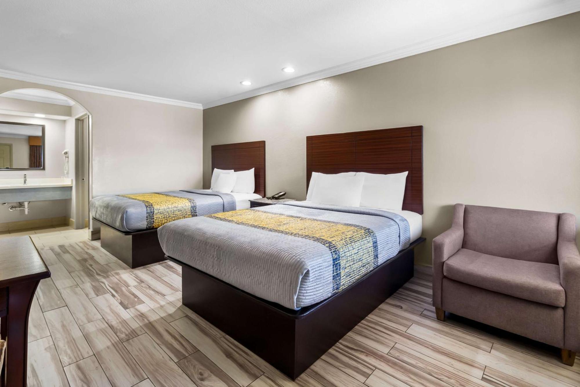 Americas Best Value Inn Houston Heights At I-45 Bagian luar foto