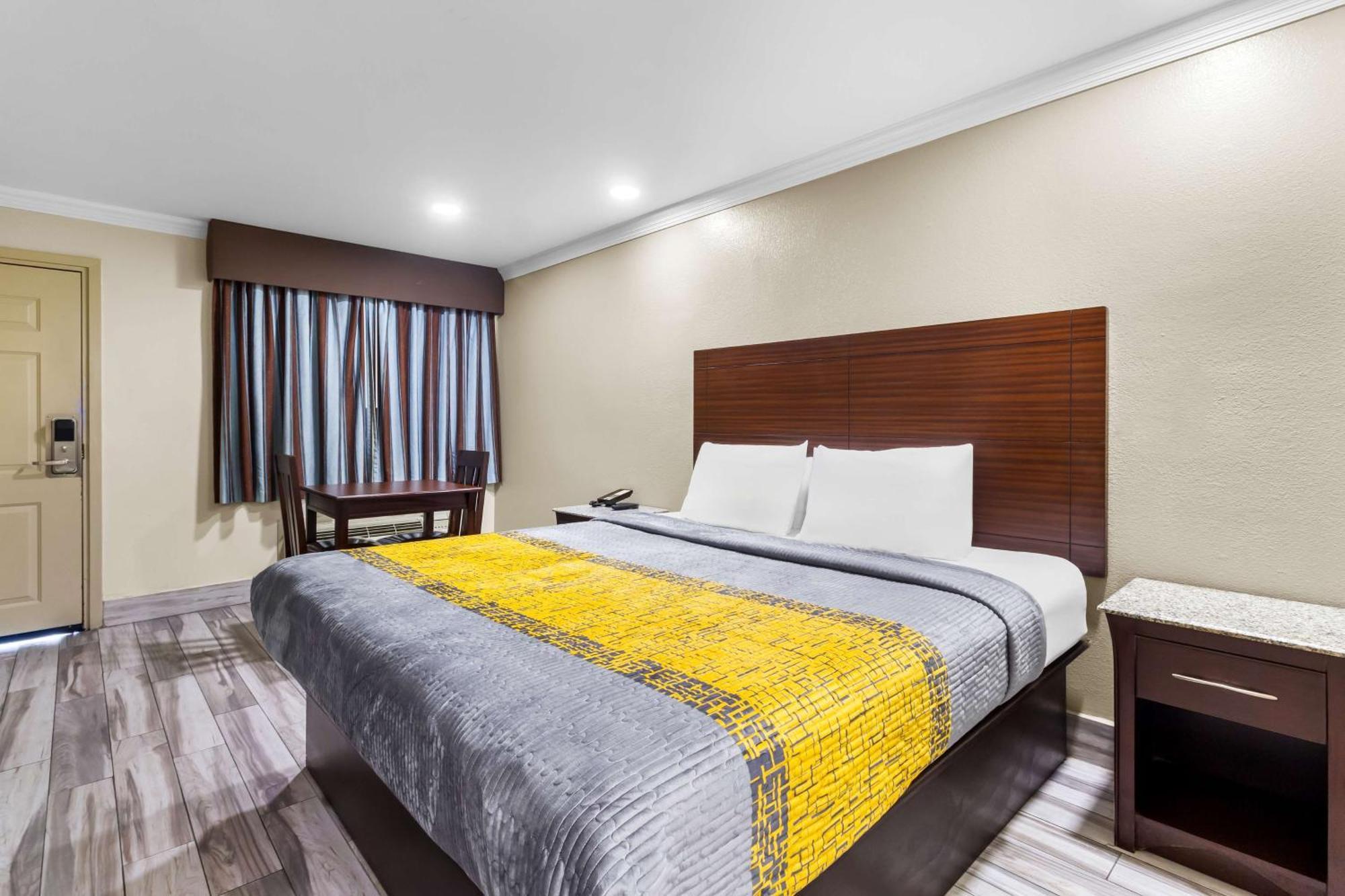 Americas Best Value Inn Houston Heights At I-45 Bagian luar foto