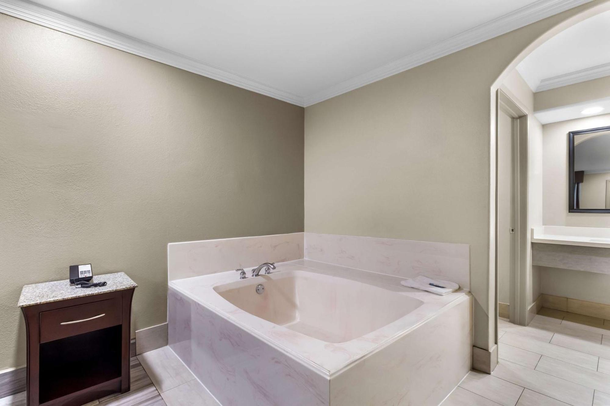 Americas Best Value Inn Houston Heights At I-45 Bagian luar foto