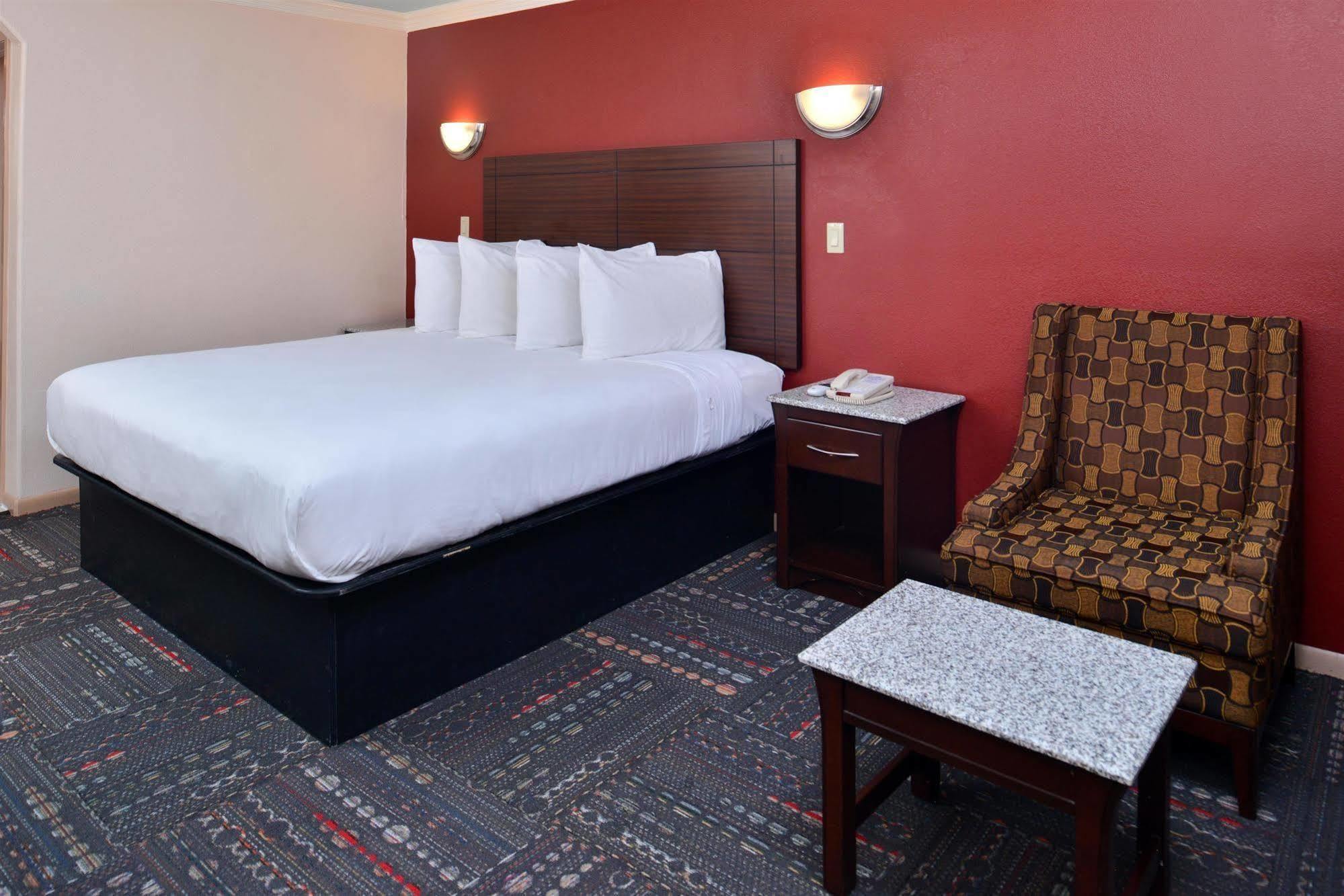 Americas Best Value Inn Houston Heights At I-45 Bagian luar foto