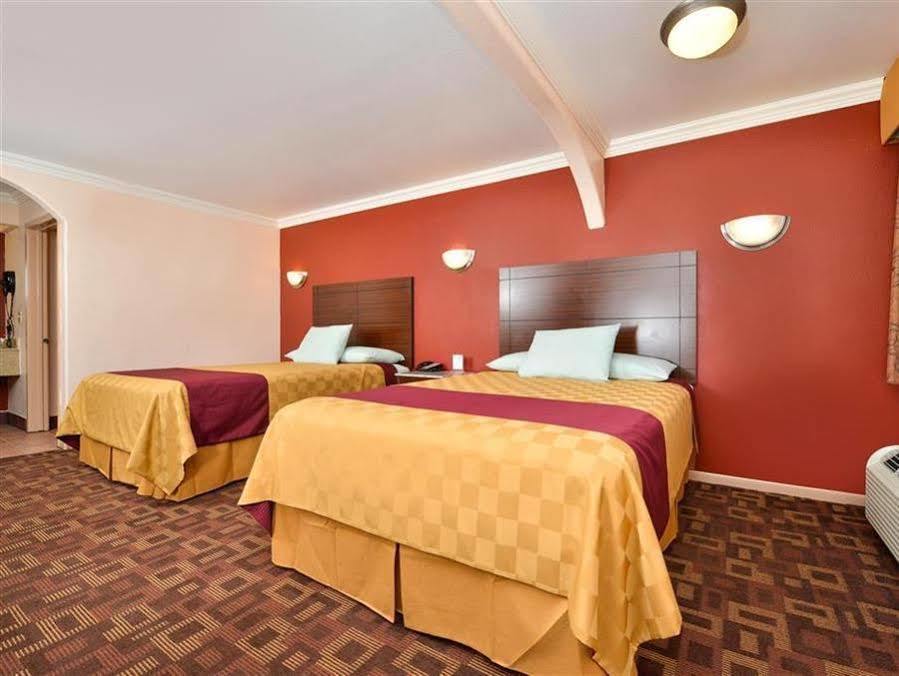 Americas Best Value Inn Houston Heights At I-45 Bagian luar foto